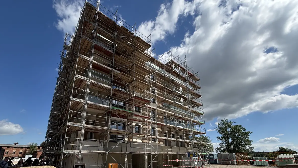 Die Häuser in der Marina City in der Lebuser Vorstadt nehmen immer mehr an Form an. Zum 1. Oktober 2026 können die ersten Mieter dort einziehen. Was die neuen Wohnungen in Frankfurt (Oder) zu bieten haben.