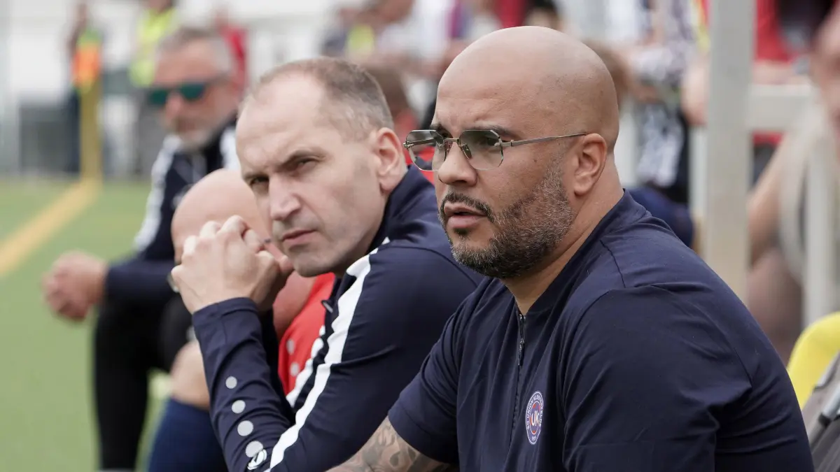 Fussball : Klosterfelde, Fussball Oberliga Nord Punktspiel, Union Klosterfelde - Dynamo Schwerin, Trainer Lucio Luciano Geral vor Oliver Richter
FOTO BENK 30.05.2026