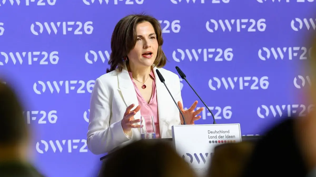 Ostdeutsches Wirtschaftsforum: 01.06.2026, Brandenburg, Bad Saarow: Elisabeth Kaiser (SPD), Staatsministerin und Beauftragte der Bundesregierung für Ostdeutschland, eröffnet mit einer Rede den zweiten Tag des Ostdeutschen Wirtschaftsforums unter dem Motto «Eine neue (Un) Ordnung» zu Umbrüchen und der Resilienz der Wirtschaft. Vom 31. Mai bis 2. Juni 2026 befasst sich das OWF26 mit den tiefgreifenden geopolitischen, wirtschaftlichen und technologischen Umbrüchen unserer Zeit. Foto: Patrick Pleul/dpa +++ dpa-Bildfunk +++