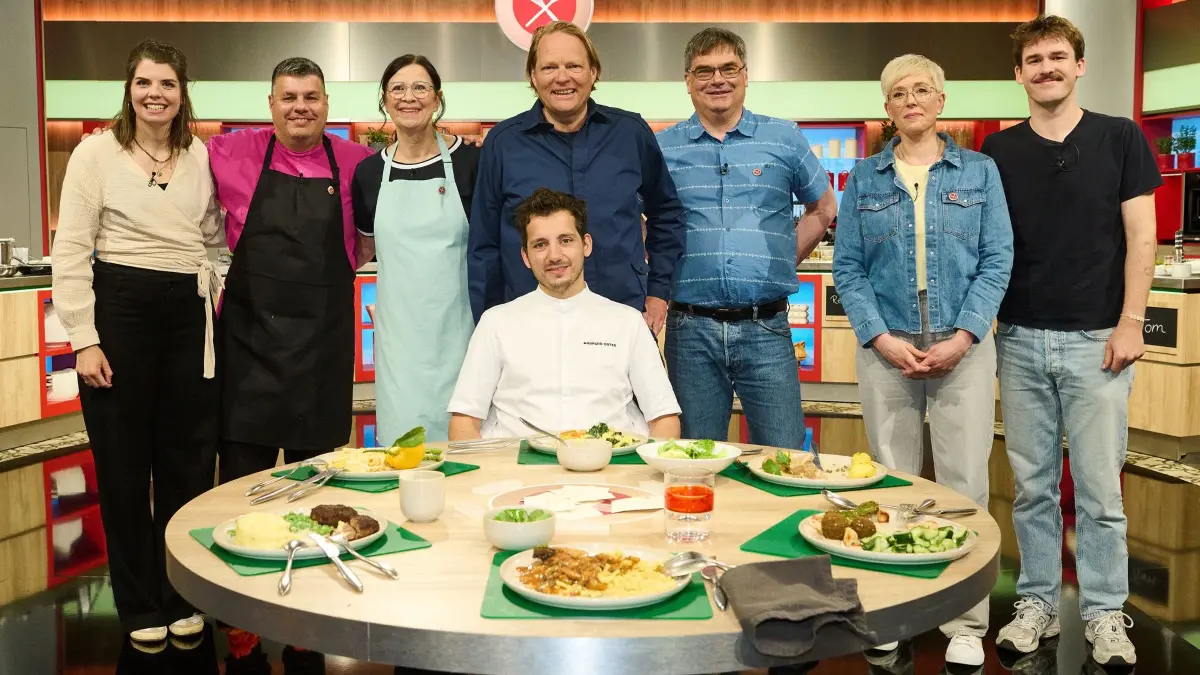 Von links: Kandidaten Rebecca Buchmüller, Rüdiger Tomsa, Wilma Hüsch, Juror Maurizio Oster, Moderator Björn Freitag, Kandidaten Peter Külpmann, Andrea Pröpper und Tom Dürbeck