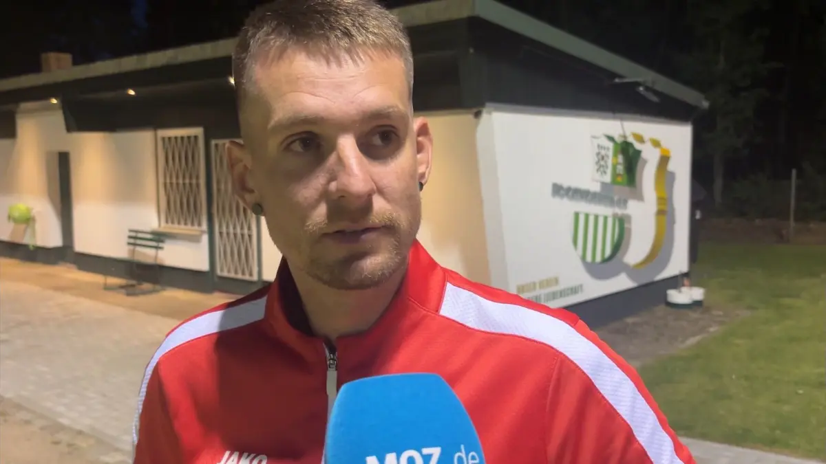 Trainer Philipp Rieck vom FC Schwedt spricht nach dem spektakulären 3:3 bei Concordia Buckow/Waldsuieversdorf in der Fußball-Landesliga Nord am MOZ-Mikrofon.