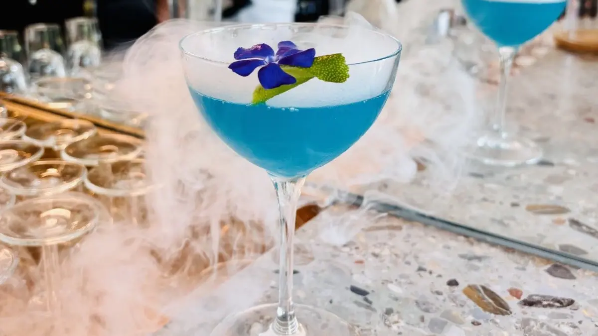 Im Kin Fusion Kitchen in Bad Saarow hat Mauro Mele für das erste Match der deutschen Nationalmannschaft bei der Fußball-WM 2026 gegen Curaçao einen exklusiven Cocktail kreiert.
