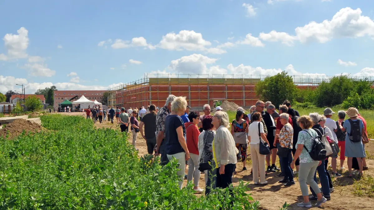 Rundgang über das Baustellenareal in Seelow-Süd: Dabei forderte der Bauamtsleiter Jörg Krüger die Gäste immer wieder auf, ihre Meinung zu einzelnen Fragen wie der Ausgestaltung eines Auffangbeckens für Regenwasser oder eines Kinderspielplatzes einzubringen.