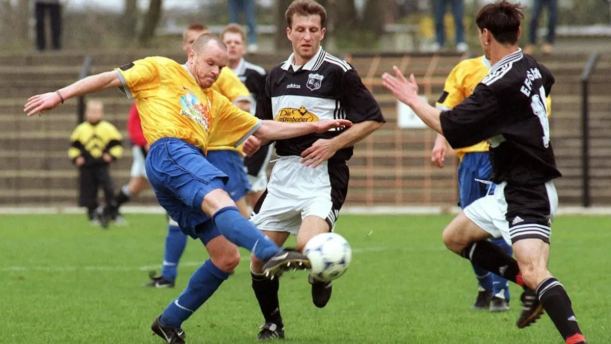 (ohne Überschrift): 10.04.1999 Marco Kämpfe (Jena), Tomasz Unton (mitte) und Holger Fraedrichbeide EFC Stahl
