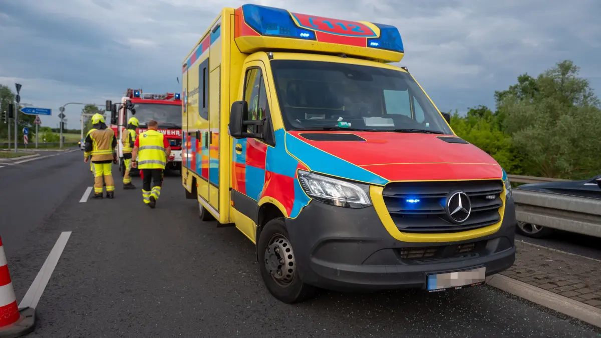 Ein Rettungswagen ist auf der Landesstraße L33 mit einem Pkw zusammengestoßen.