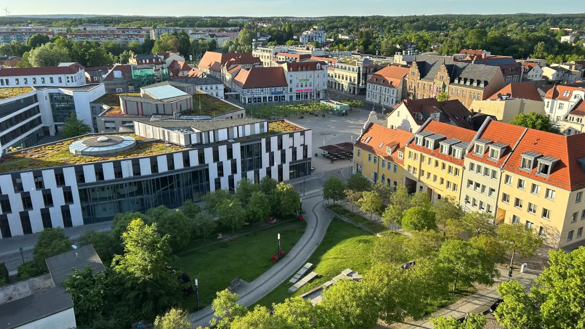 Sonntags in Eberswalde: Vom Turm der Maria-Magdalenen-Kirche fällt der Blick des Betrachters auf Kirchhang, Kreisverwaltung, Rathaus und Marktplatz. Das Stadtzentrum scheint menschenleer. Könnten verkaufsoffene Sonntage zu einer Belebung beitragen?