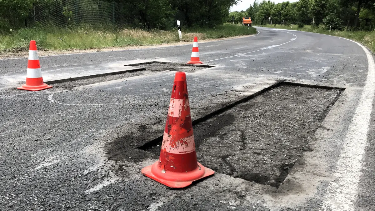 Eisenhüttenstadt. Oderlandstraße. Baustelle. Auf der Fahrbahn werden Schäden ausgebessert. 01.06.2026 Foto: Frank Groneberg
