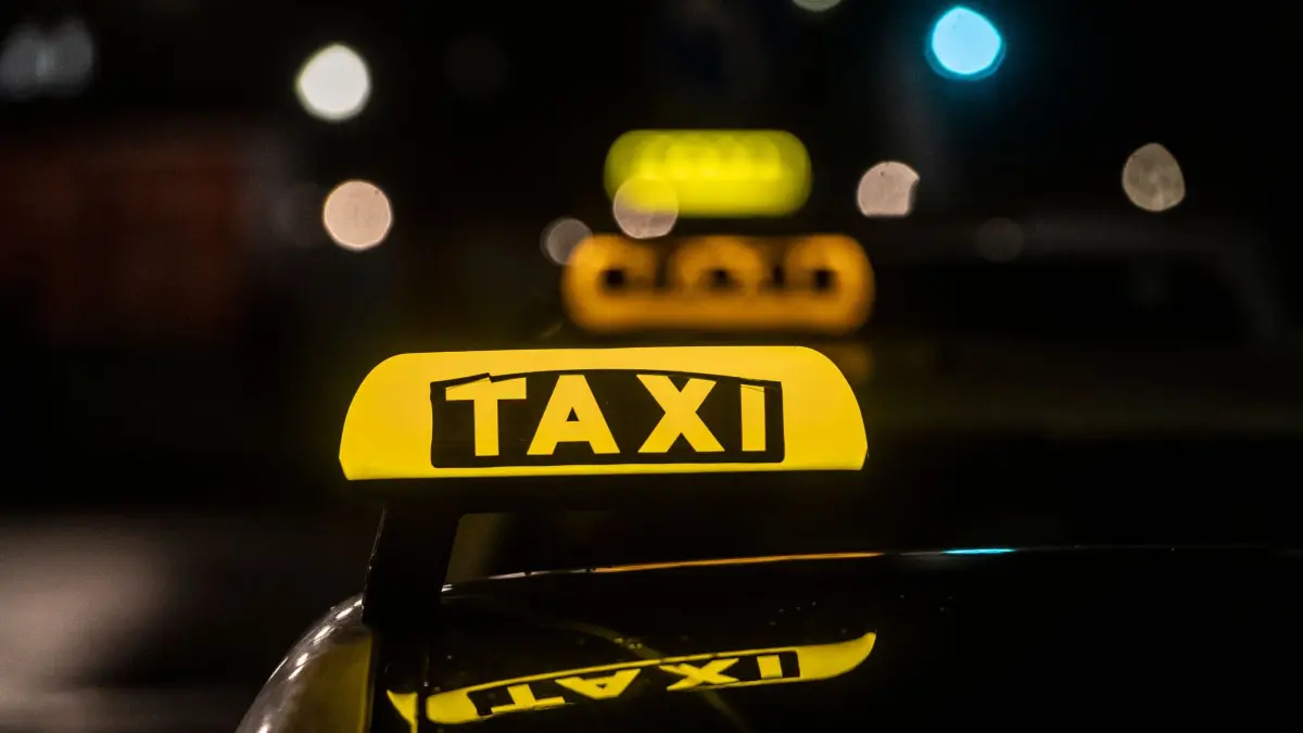 Taxifahren in Berlin ab sofort teurer: ARCHIV - 20.12.2022, Berlin: Taxis stehen am Hauptbahnhof in Berlin. (zu dpa: «Freenow-Chef fordert Mindestpreise für Mietwagenfahrten») Foto: Paul Zinken/dpa +++ dpa-Bildfunk +++