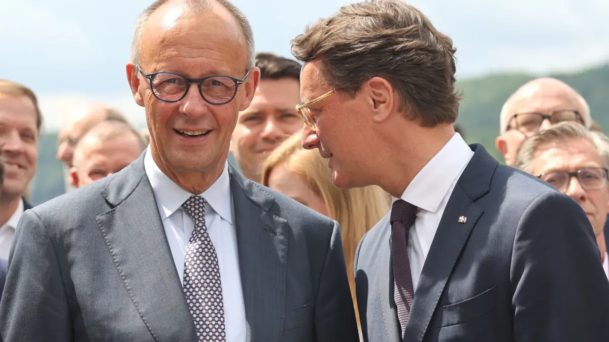 Klausur der nordrhein-westfälischen CDU in Meschede: 01.06.2026, Nordrhein-Westfalen, Meschede (Hochsauerlandkreis): Bundeskanzler Friedrich Merz (CDU, l), Hendrik Wüst (CDU), Ministerpräsident von Nordrhein-Westfalen, und die Teilnehmer einer zweitägigen Klausurtagung von CDU-Abgeordneten aus Nordrhein-Westfalen stehen auf der Hotelterrasse zum Gruppenfoto. Ziel der Tagung soll in erster Linie die Vorbereitung der Landtagswahl im April 2027 sein. Foto: Oliver Berg/dpa-Pool/dpa +++ dpa-Bildfunk +++