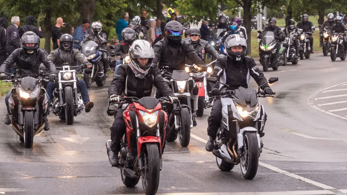 Blutsbrüdertour : Schwedt, 09.07.2022: Zur 14. Blutsbrüdertour kamen wieder nicht nur zahlreiche Biker, auch normale Zweibeiner wollten sich das Spektakel nicht entgehen lassen. Im Oder-Center hatte das DRK-Blutspendeteam viel zu tun. Mehr als 100 „Zapfstellen“ haben sie versorgt.