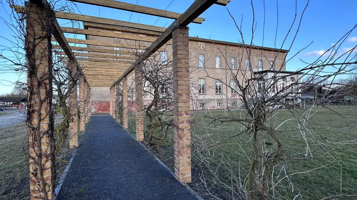 Die Zuwegung erinnert an verganegene Zeiten.