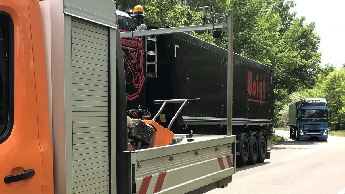 Eisenhüttenstadt. Oderlandstraße. An der Baustelle müssen zwei Lkw, deren Fahrer die Sperrung ignoriert haben, rückwärts zurückfahren. 01.06.2026 Foto: Frank Groneberg