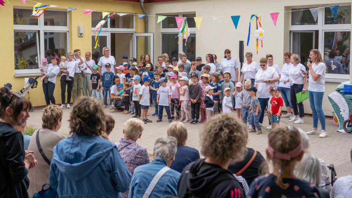 50 Jahre Kita Passow: Passow, 01.06.2026: 50 Jahre Kita Passow - Die Kinder singen gemeinsam mit ihren Gästen zur Eröffnung der Geburtstagsfeier