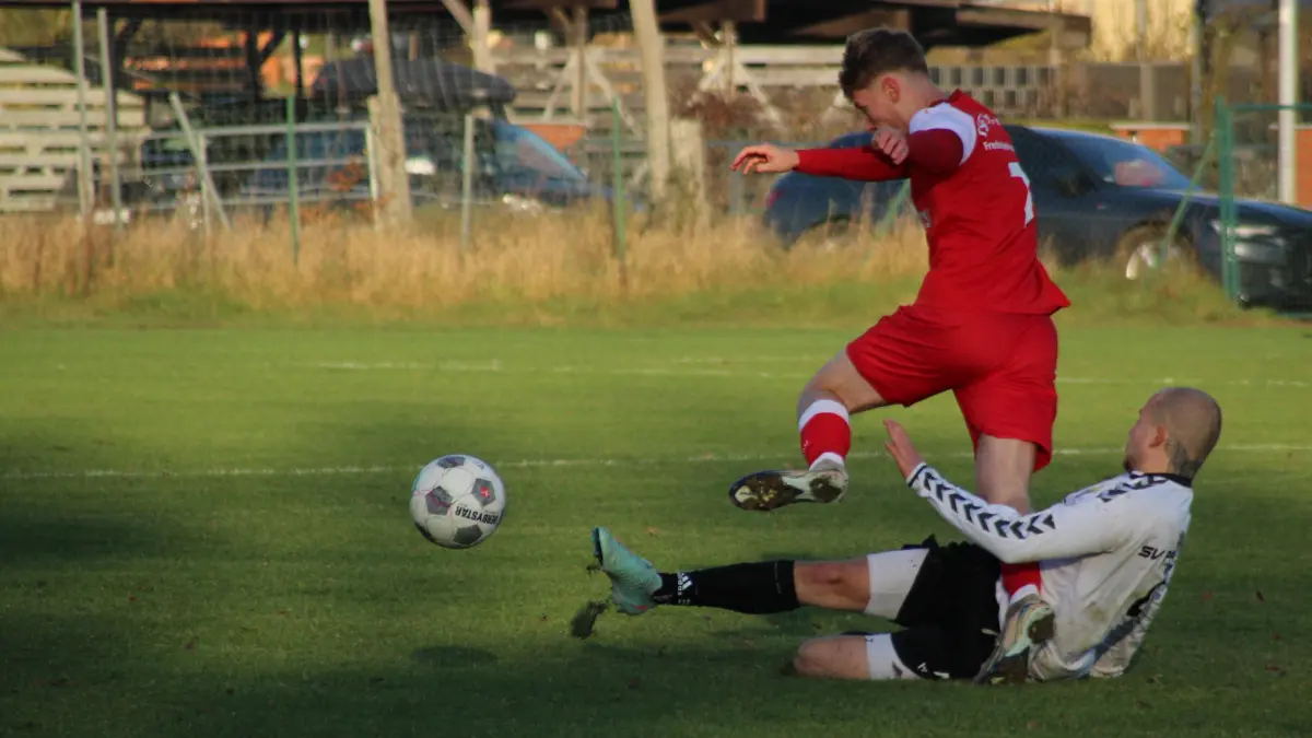 Hinspiel der Fußball-Kreisliga Nord Ostbrandenburg zwischen TSG RW Fredersdorf-Vogelsdorf (in Rot mit Torjäger Marc Maiwald) und SV Prötzel (3:2)