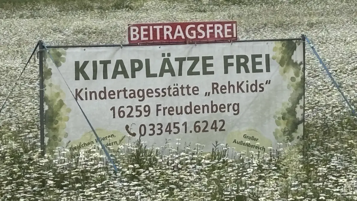 Plakatwerbung an der B168: wie die Kita "RehKids" in Freudenberg um Nachwuch kämpft.