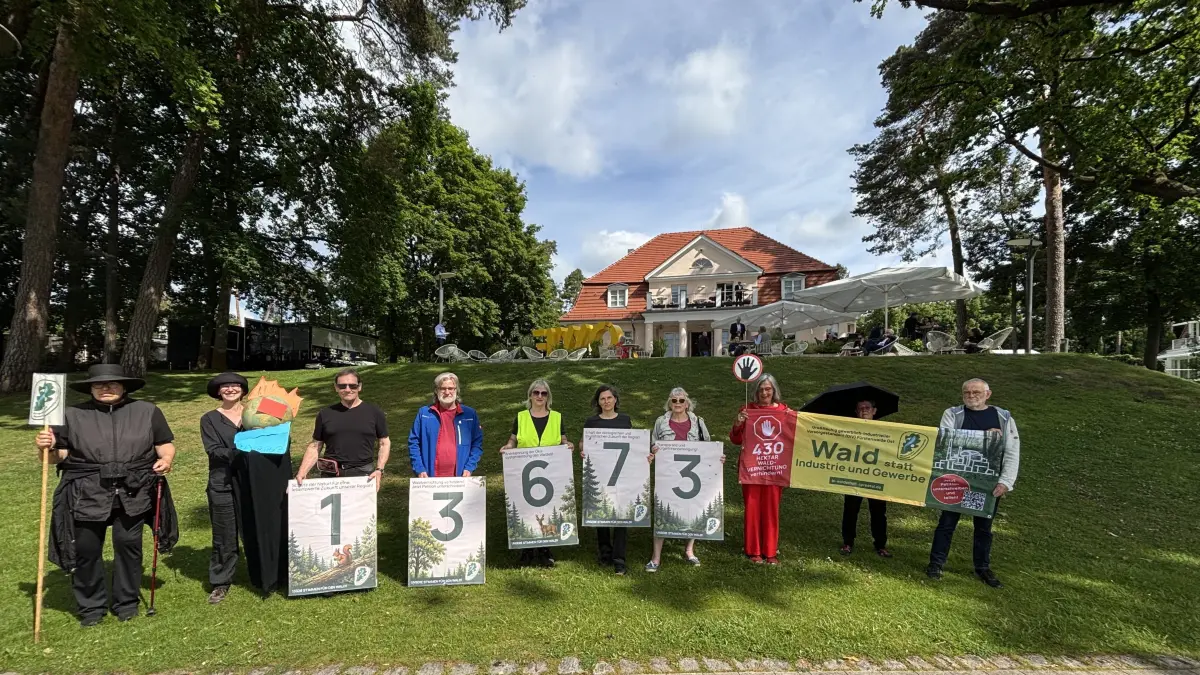 Demonstration beim Ostdeutschen Wirtschaftsforum (OWF): Die Bürgerinitiative Walderhalt Spreetal protestierte am Theater am See in Bad Saarow gegen die Abholzung von Wald zugunsten eines großen gewerblich-industriellen Vorsorgestandorts (GIV) zwischen Fürstenwalde, Berkenbrück und Langewahl. Mehrfach liefen die Aktiven rund um den Tagungsort und machten auf ihr Anliegen aufmerksam. Was sonst noch geschah.