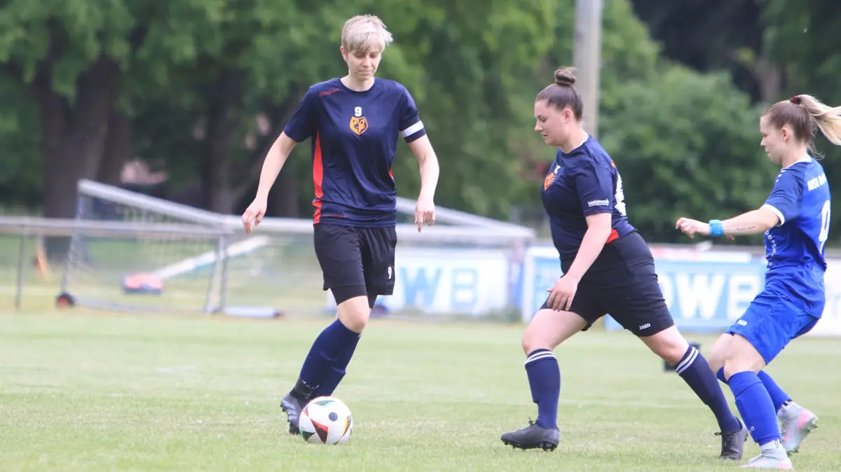 Kandidatin Champion der Woche bei der MOZ, Anja Kalisch, Fußballerin Falkenthaler Füchse, (Mitte)