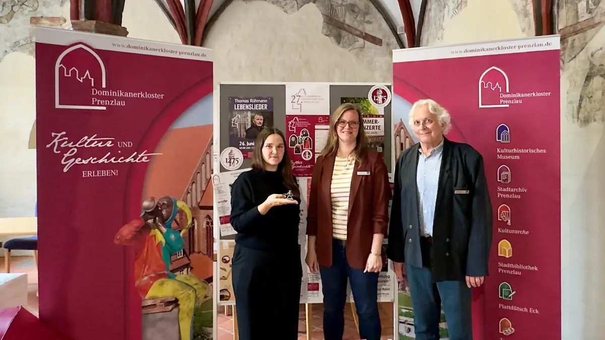 Julia Bost-Topp (v.l.), Museologin, Jennifer Burghardt, Veranstaltungskoordinatorin und Dr. Stephan Diller, Leiter Dominikanerkloster Prenzlau stellen das vielfältige Sommerprogramm des Klosters 2026 vor.