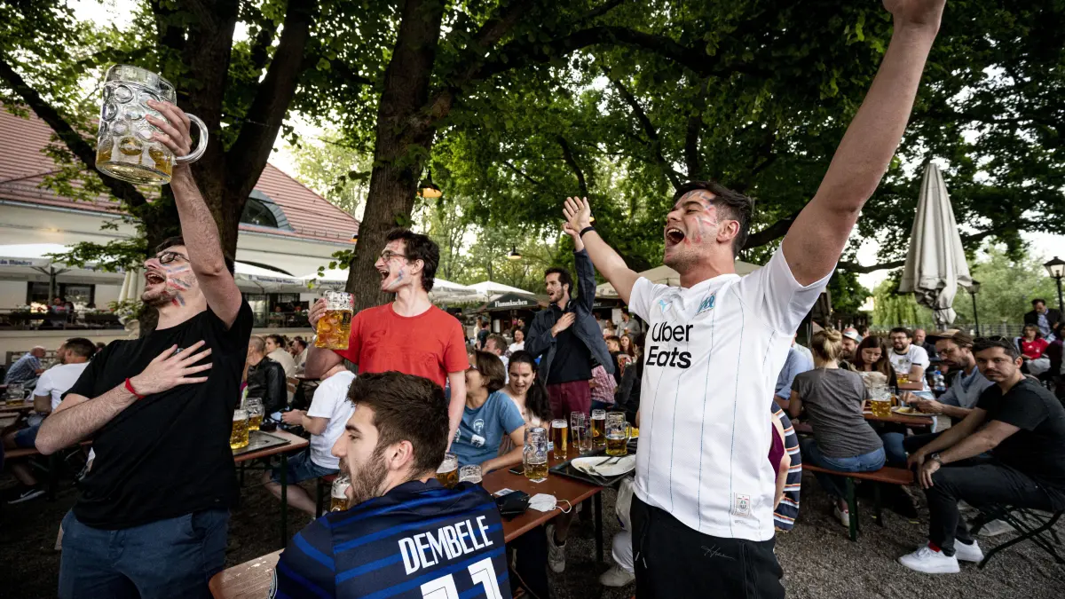 Fußball: EM, Frankreich - Deutschland, Vorrunde, Gruppe F, 1. Spieltag: Französische Fans jubeln bei einem Public Viewing im Zollpackhof. +++ dpa-Bildfunk +++