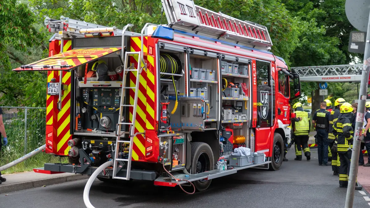 Mehrere Fahrzeuge waren an der Mahlsdorfer Straße im Einsatz.