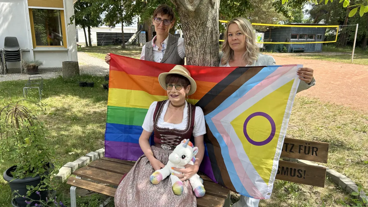 Die Organisatorinnen: Josephine Vetter (sitzend), Melanie Vetter (stehend, links), Tine Wander (rechts).