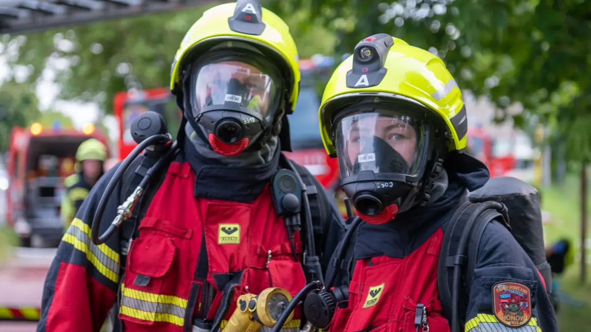 Die Einsatzkräfte löschten den Brand untet Atemschutz.
