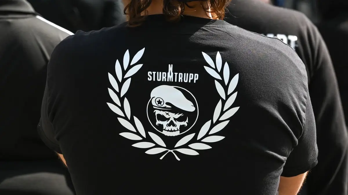 Rechte Gegendemonstration beim CSD in Magdeburg: ARCHIV - 23.08.2025, Sachsen-Anhalt, Magdeburg: Rechte Gegendemonstranten protestieren gegen den Christopher Street Day. (zu dpa: «Verfassungsschutz warnt vor Rekordzahl an Extremisten») Foto: Heiko Rebsch/dpa +++ dpa-Bildfunk +++