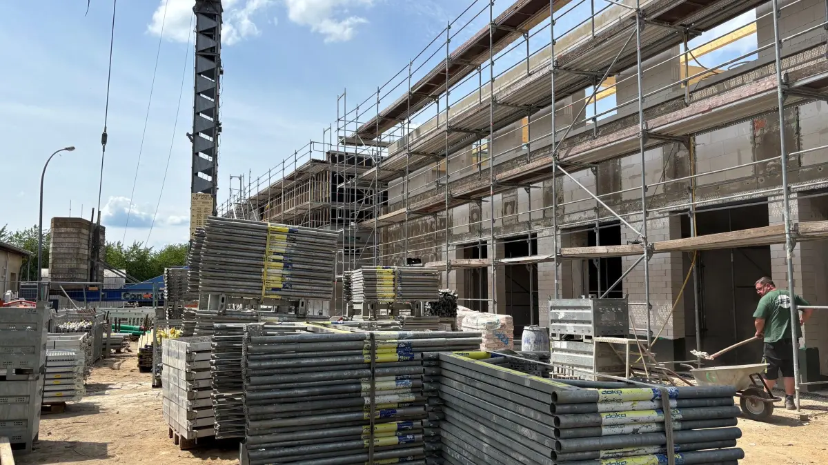 Die neue Geothermie-Anlage der Stadtwerke Neuruppin wächst nahezu täglich. Nachdem die heiße Quelle in fast 1800 Metern erschlossen ist, wird jetzt der oberirdische Bau vorangetrieben. Ein Besuch auf der Baustelle.