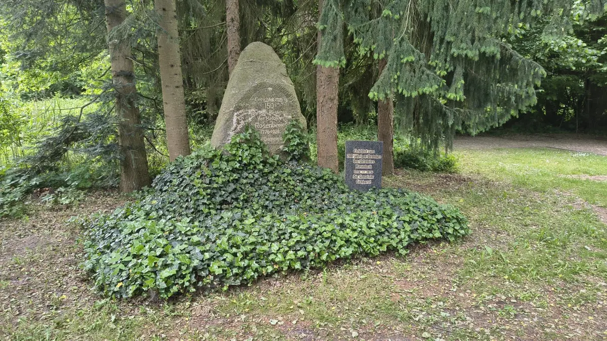 Links der Gedenkstein zum 150. Ortsgeburtstag im Jahr 1926. Rechts sein Pendant zum 200. Jubiläum in 1976. Im Ort würde man sich über Spenden für einen dritten Stein zum 250. Jahrestag freuen.