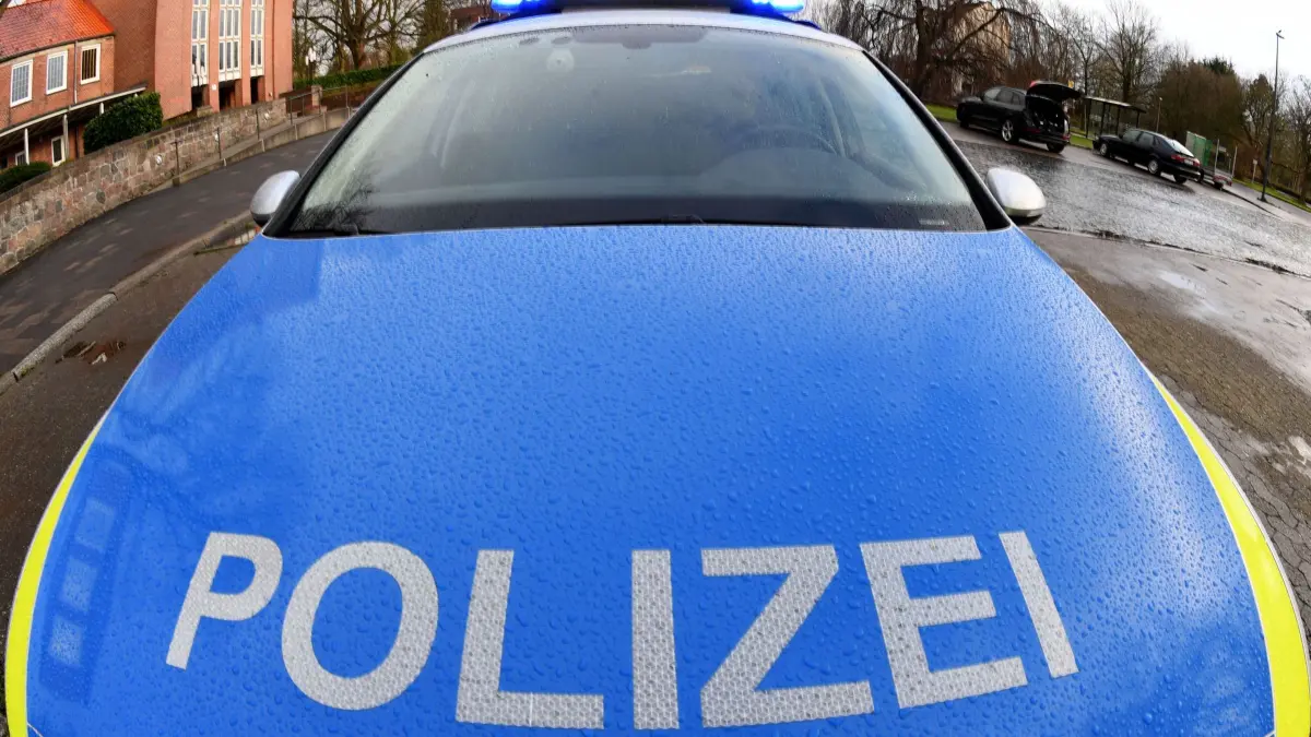 Polizeiwagen: ARCHIV - 19.02.2020, Schleswig-Holstein, Kiel: Ein Streifenwagen der Polizei steht mit eingeschaltetem Blaulicht in Kiel. (zu dpa: «Polizistin bei Steinwurf auf Streifenwagen verletzt») Foto: Carsten Rehder/dpa +++ dpa-Bildfunk +++