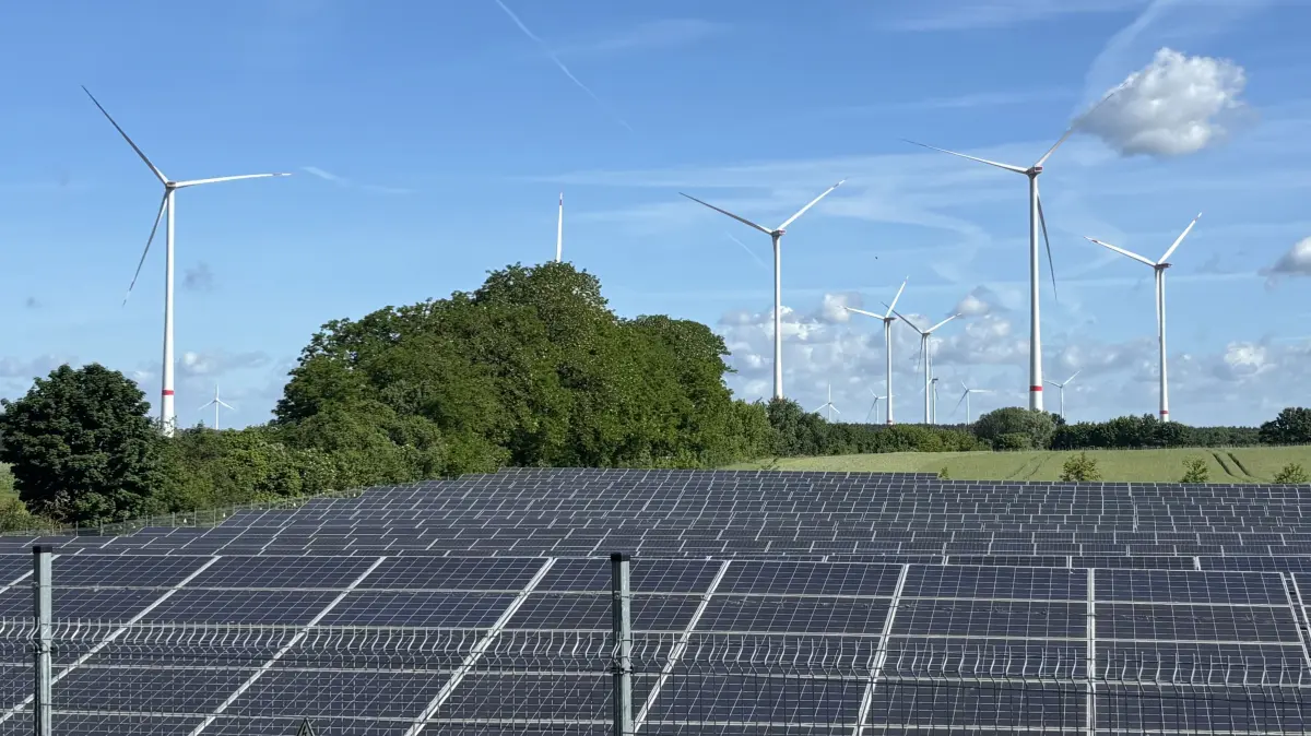 Solarfelder und Windenergieanlagen prägen bereits das Bild im Süden von Beeskow. Nun könnte eine Biogasmethanfabrik hinzukommen.