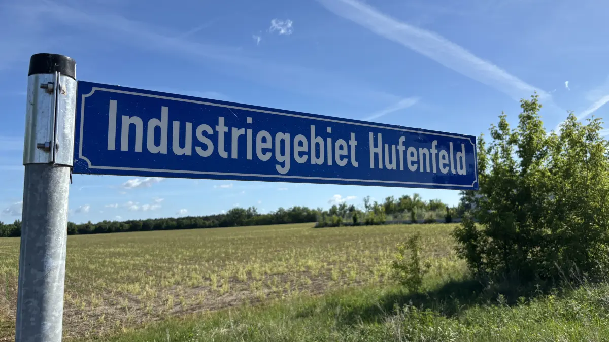 Das Industriegebiet Hufenfeld existiert aktuell vor allem als Plan und als Straße. Die Flächen werden noch überwiegend landwirtschaftlich genutzt.