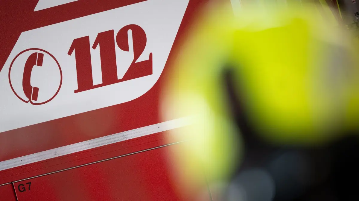 Gasaustritt: ARCHIV - 30.01.2024, Brandenburg, Potsdam: «112» steht auf einem Einsatzwagen der Feuerwehr. In einem Teil von Großbeeren (Landkreis Teltow-Fläming) tritt Gas aus. (Symbolbild) (zu dpa: «Warnung wegen Gasaustritts in Großbeeren») Foto: Sebastian Gollnow/dpa +++ dpa-Bildfunk +++