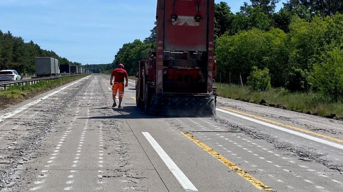 Betonkrebs auf der Autobahn A12. In Richtung Polen wird die Fahrbahn auf neun Kilometern saniert. Aber erstmal gibt der Zertrümmerer dem maroden Material den Rest.