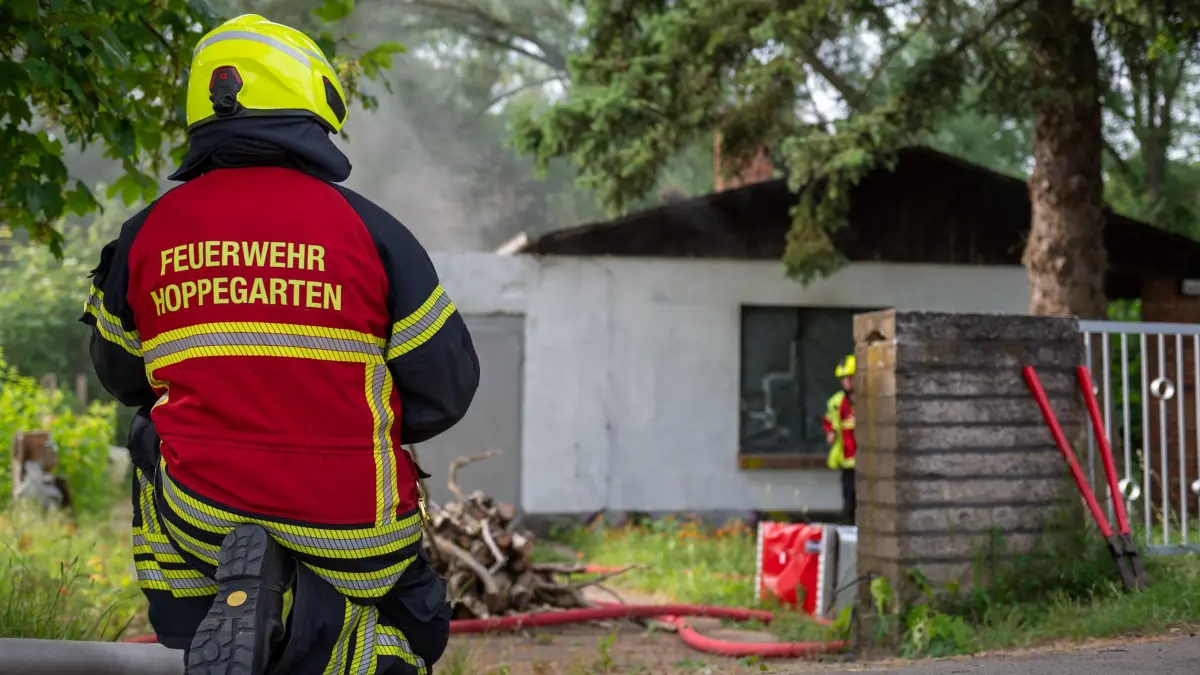 Brand in Hoppegarten: Im Ortsteil Hönow bracheb Flammen in einem Haus aus.