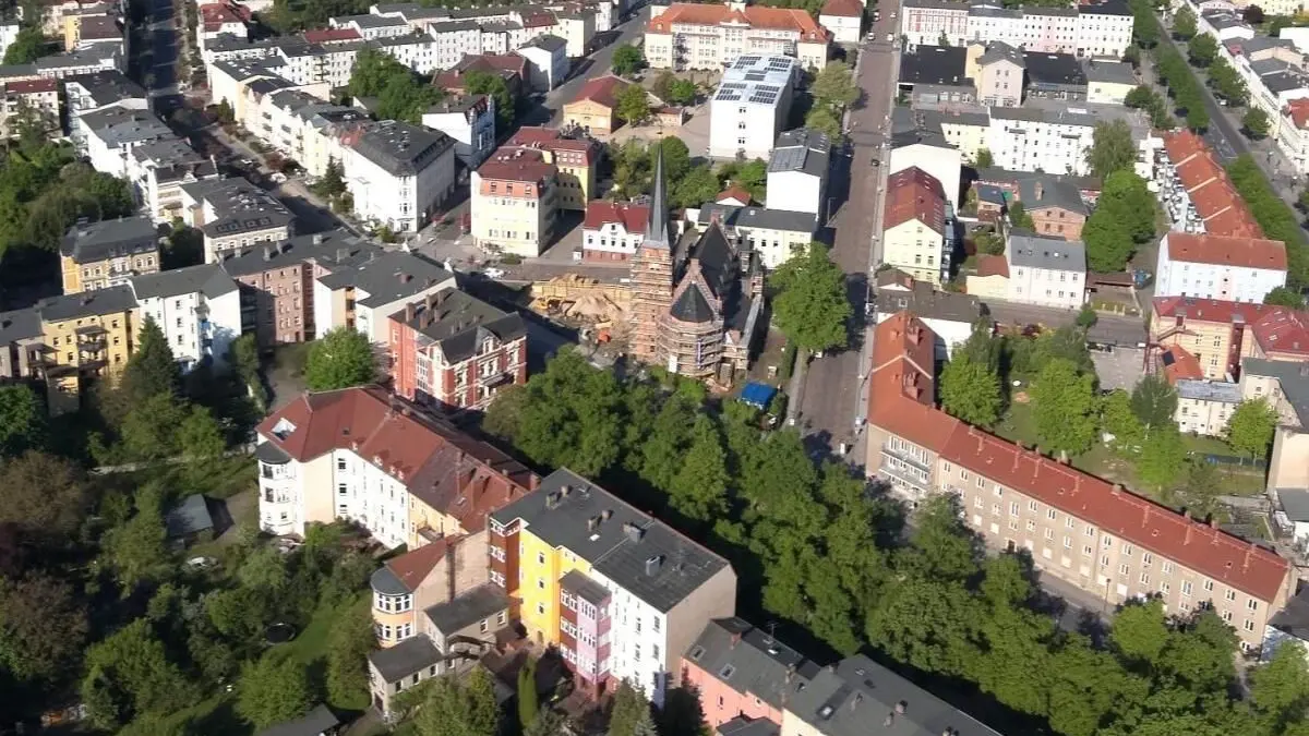Blick auf die Johanniskirche in Eberswalde: Diese Drohnenaufnahme zeigt das Gotteshaus am Dreieck zwischen Rudolf-Breitscheid-, Friedrich-Engels- und Ludwig-Sandberg-Straße am 9. Mai, dem Tag der Bombenentschärfung.
