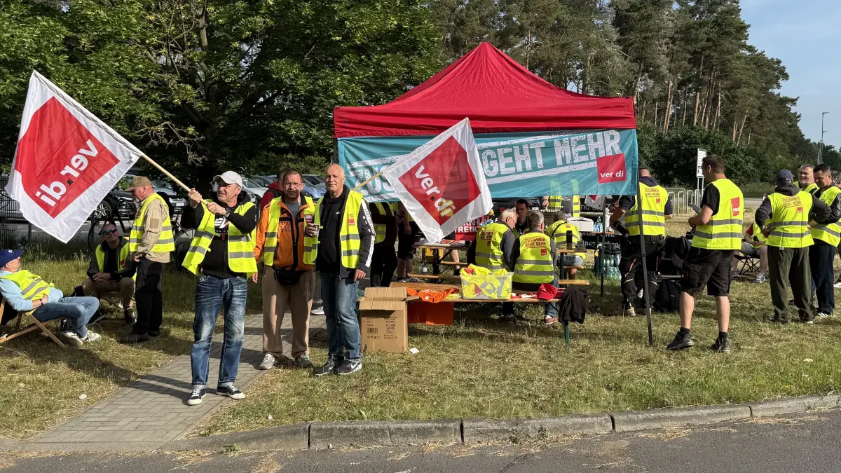 Vor der Alba-Unternehmenszentrale in Schwedt streikten am Dienstag Beschäftigte aus Schwedt und Prenzlau für mehr Lohn und bessere Arbeitsbedingungen.