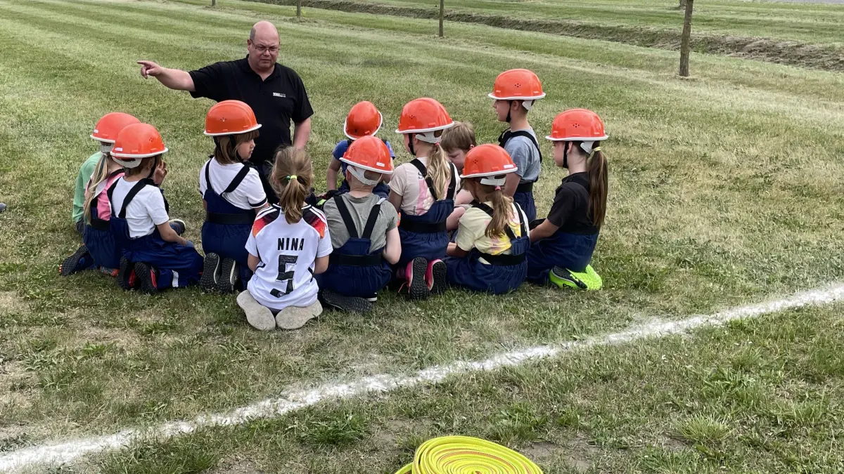 Training für den großen Wettkampf zum Jubiläum in Golzow: Vor 20 Jahren haben Feuerwehrleute wie Angela Kopp, Martin Engel und der heutige Wehrleiter Marco Zich mit dem Aufbau der Jugendfeuerwehr begonnen. So viele Nachwuchskräfte werden dort heute trainiert.