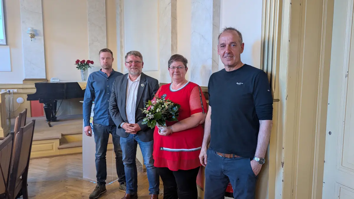 Zur Wahlleiterin ernannt: Mandy Hensel (2. v. r.) mit Martin Leimann (AfD), Bürgermeister Karsten Ilm (CDU) und Stadtverordnetenvorsteher Peter Küster (FDP).