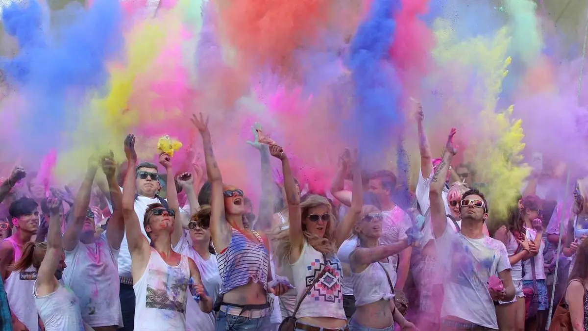 (ohne Überschrift): Holifest im Eberswalder Familiengarten. Mit Tüten voll bunten Pulver bewerfen sich alle halbe Stunde die Kids vor der Freilichtbühne. Zuwischendurch wird getanzt.
Holi stammt aus dem hinduistischen Frühlingsfest am ersten Vollmondtag. (Februar/März). Das Fest der Farben dauert in Indien zwei bis 10 Tage. Alle gesellschaftlichen Schranken werden durch das Fest in Indien aufgehoben.