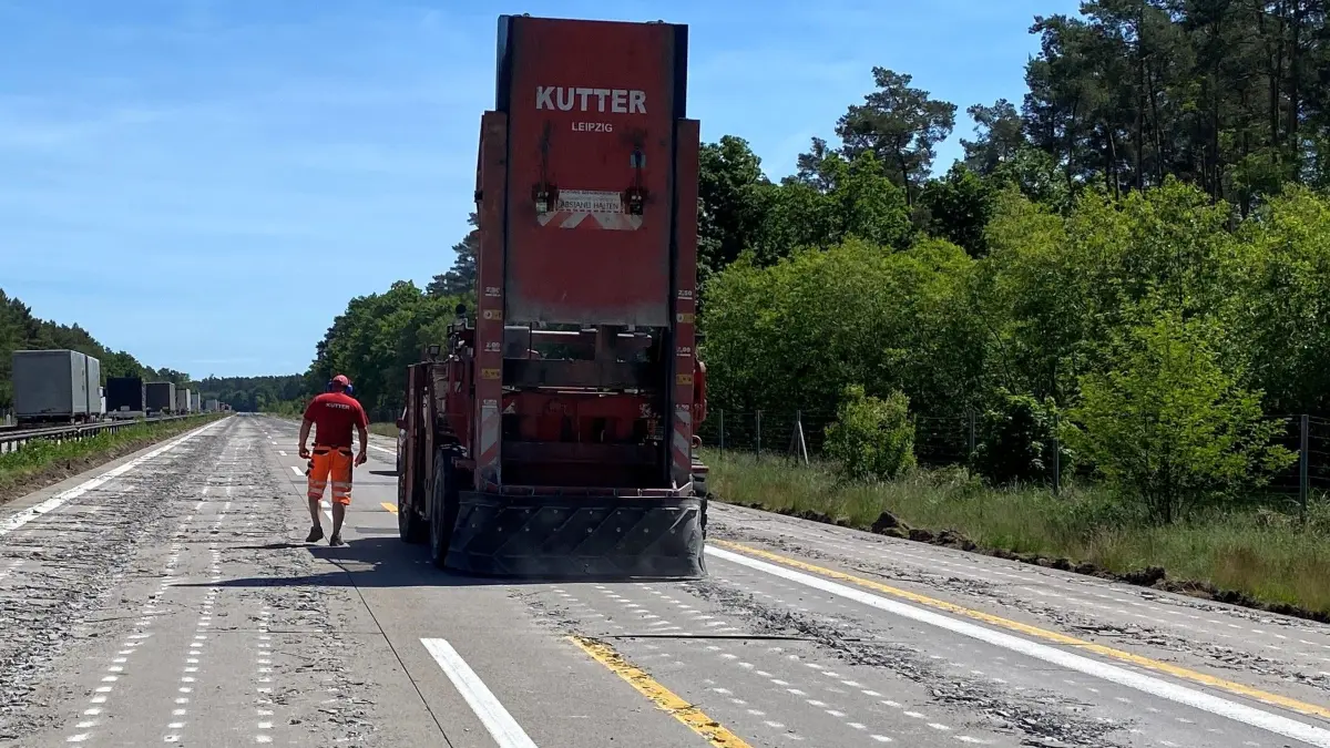Betonkrebs auf der A12 in Brandenburg. In Richtung Polen und Frankfurt (Oder) wird die Fahrbahn auf Höhe Fürstenwalde auf neun Kilometern saniert. Aber erstmal gibt der sogenannte Zertrümmerer dem maroden Material den Rest.