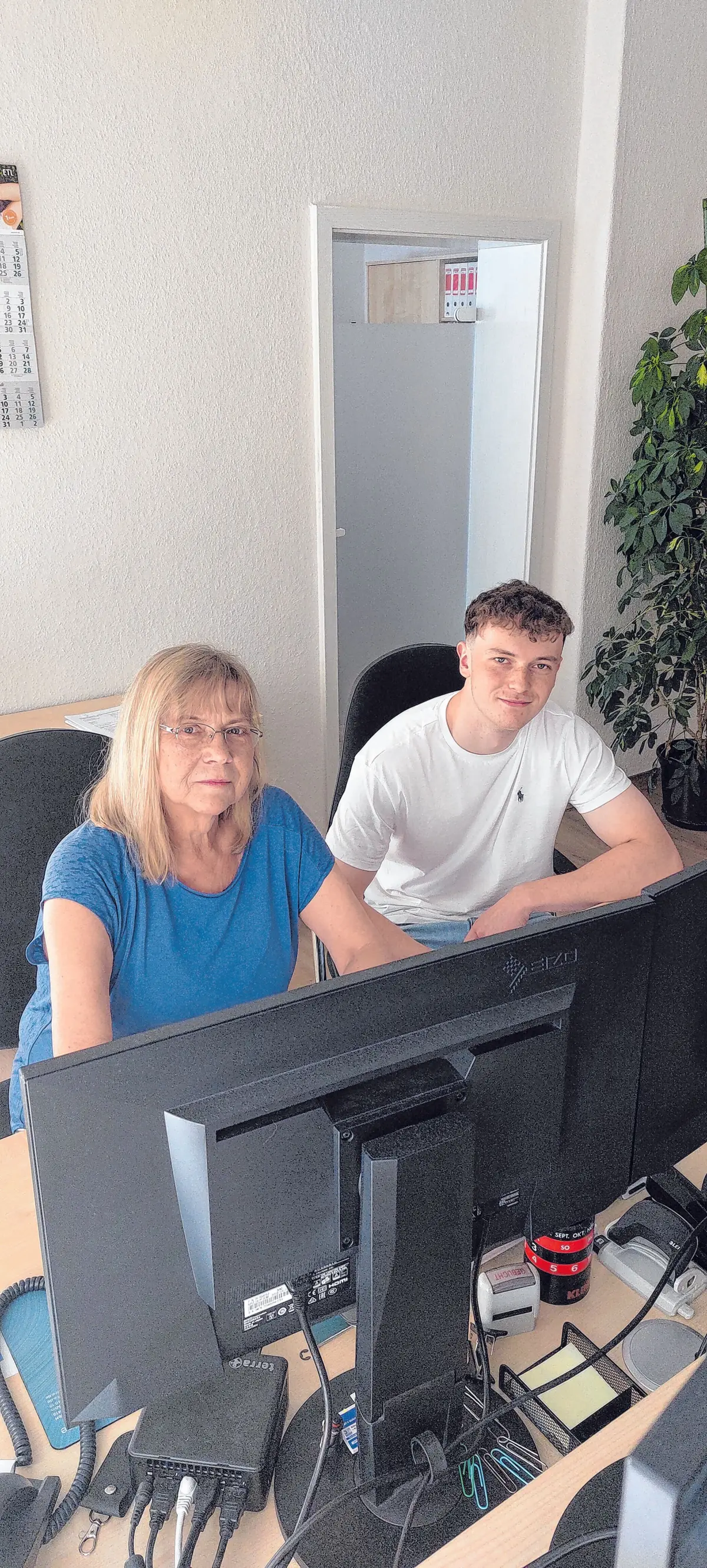 Seit 25 Jahren gehört Liane Maaß zum Team von ETL Schmidt & Partner und gibt ihre Erfahrungen heute auch an die nächste Generation weiter. Gemeinsam mit dem neuen Auszubildenden, der das Team ab Sommer verstärken wird, zeigt sich, wie wichtig Wissenstransfer, Zusammenhalt und persönliche Begleitung im Kanzleialltag sind. ⇥⇥Fotos: Astrid Prast