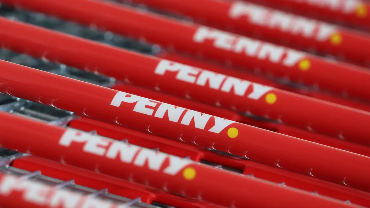 Einkaufswagen stehen vor einer Filiale des Discounters Penny. (zu dpa: «Erfolg für Penny - Gericht hebt Urteil auf») +++ dpa-Bildfunk +++