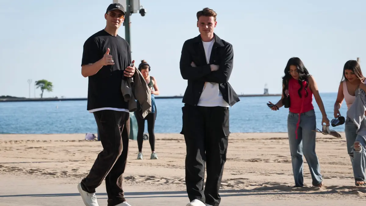 Vor der Fußball-WM - Deutsche Nationalmannschaft: 03.06.2026, USA, Chicago: Manuel Neuer (l) und Jonas Urbig, beide Torhüter der Fußball-Nationalmannschaft, gehen am frühen Morgen auf der Promenade am Oak Street Beach am Lake Michigan entlang. Die deutsche Nationalmannschaft ist für ein kurzes Trainingslager vor dem Start der Fußball-Weltmeisterschaft in Chicago angekommen und reist nach einem Testspiel am 6. Juni gegen die USA in ihr WM-Basislager nach Winston-Salem. Foto: Christian Charisius/dpa - WICHTIGER HINWEIS: Gemäß den Vorgaben der DFL Deutsche Fußball Liga bzw. des DFB Deutscher Fußball-Bund ist es untersagt, in dem Stadion und/oder vom Spiel angefertigte Fotoaufnahmen in Form von Sequenzbildern und/oder videoähnlichen Fotostrecken zu verwerten bzw. verwerten zu lassen. +++ dpa-Bildfunk +++