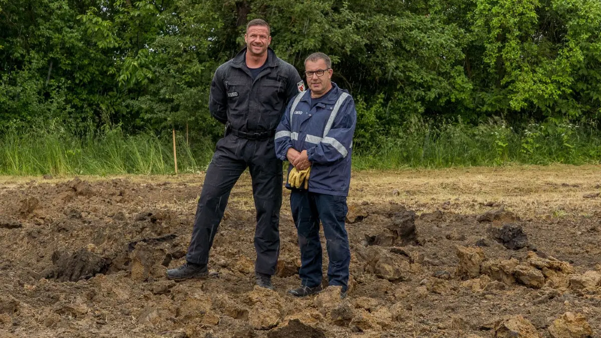 Die beiden Sprengmeister Peer Bärsch und Ralf-Tore Fabig vom Kampfmittelbeseitigungsdienst nach der Sprengung