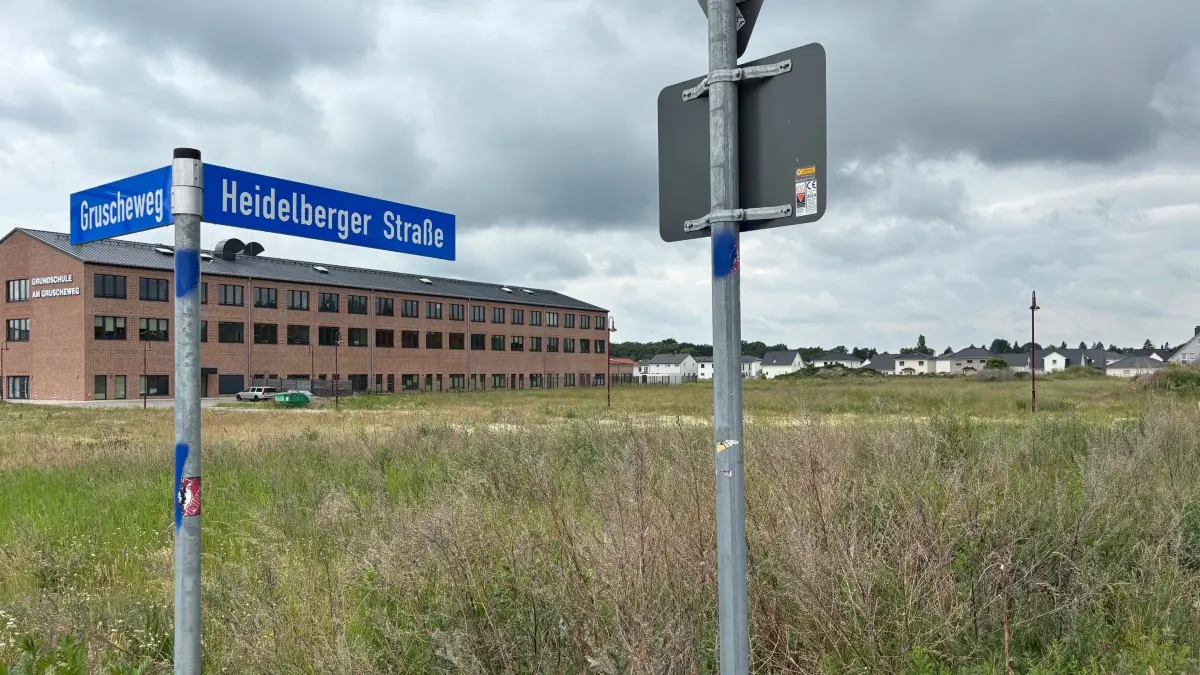 Blick auf das Grundstück rechts neben der Grundschule am Gruscheweg in Neuenhagen bei Berlin, wo eine Oberschule gebaut werden soll. Baurecht liegt dort schon vor