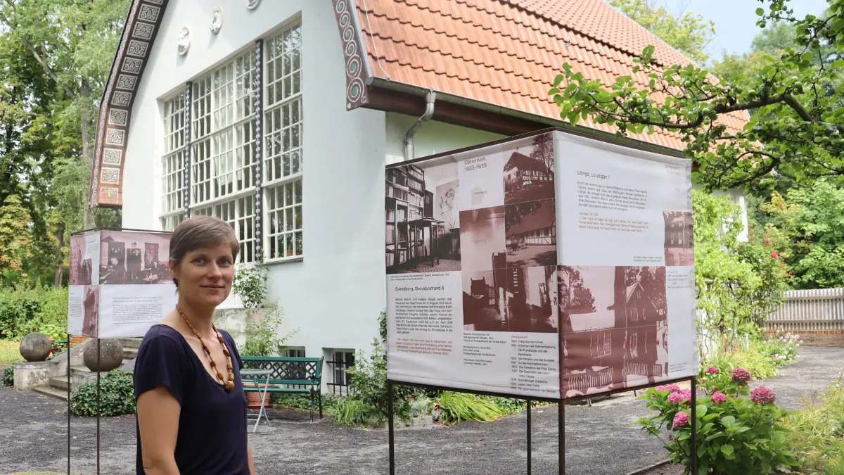 Museumsleiterin Juliane Grützmacher lädt mit ihrem Team ins Brecht-Weigel-Haus ein. Dort gibt es einen besonderen Filmabend anlässlich von Brechts 70. Todestag.