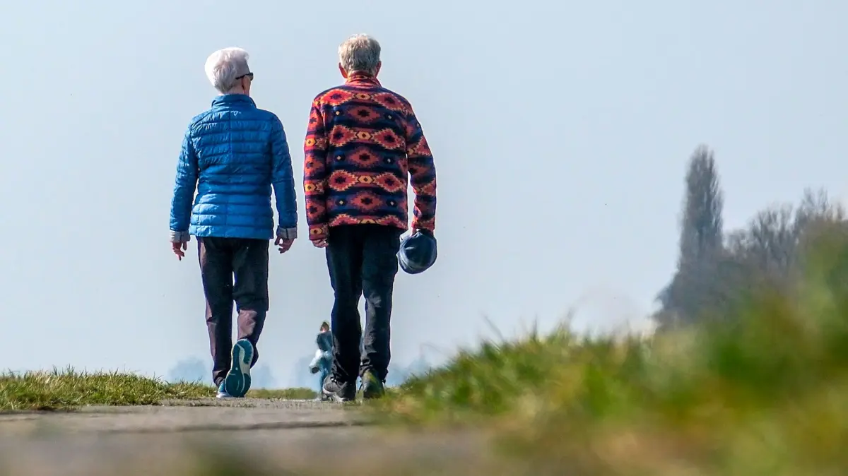Bertelsmann Stiftung veroeffentlicht Studie ueber Abschaffung der abschlagsfreien Fruehverrentung: Spaziergaenger auf einem Deich in Wilhelmshaven (Foto vom 06.03.2026). Eine Abschaffung der abschlagsfreien Altersrente fuer besonders langjaehrig Versicherte koennte nach Berechnungen der Bertelsmann Stiftung die Staatskasse pro Rentnerjahrgang um 9,5 Milliarden Euro entlasten. Durch den aufgeschobenen Renteneintritt stuenden dem Arbeitsmarkt ausserdem ein zusaetzliches Beschaeftigungspotenzial von 125.000 Vollzeitkraeften zur Verfuegung, wie die Stiftung am Mittwoch in Guetersloh zur Veroeffentlichung einer neuen Studie erklaerte. Um Haertefaelle fuer Rentner zu vermeiden, seien jedoch Ausnahmen noetig. (Siehe epd-Meldung vom 03.06.2026)
*** Local Caption *** 00539642