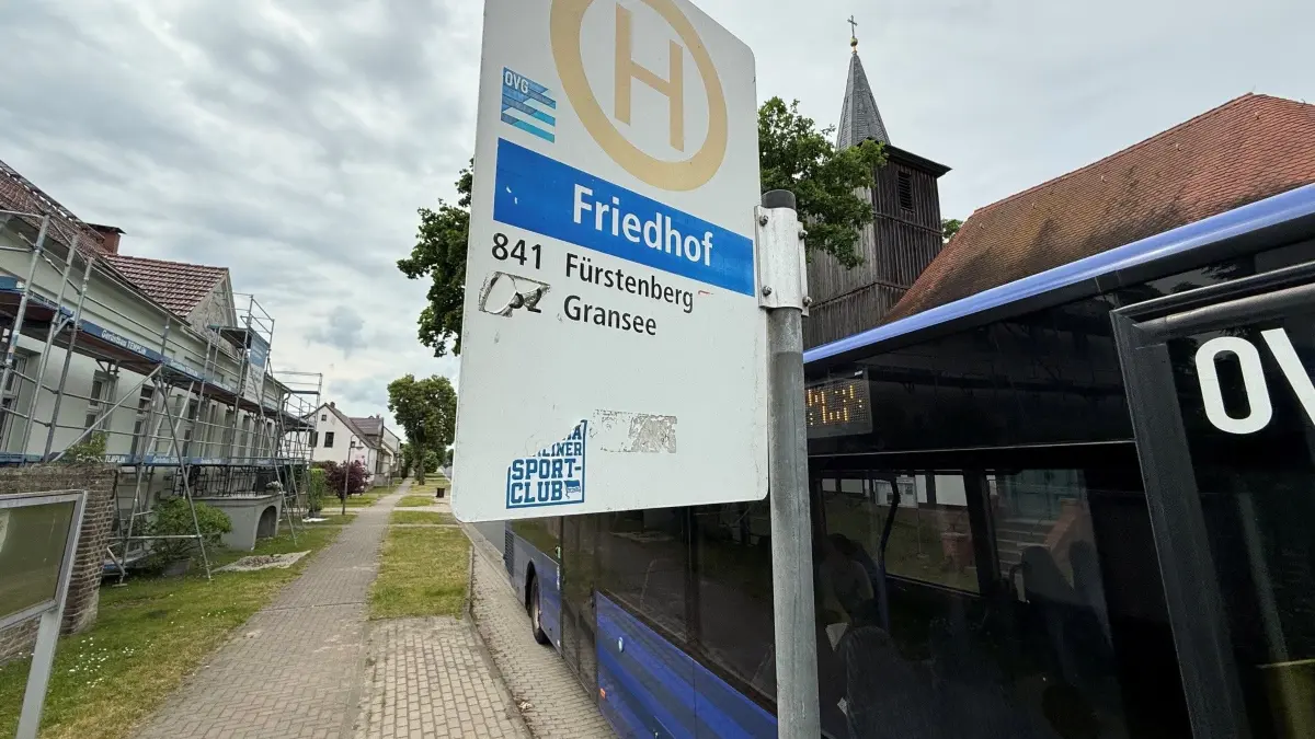 OVG-Haltestelle Friedhof in Altlüdersdorf Linie 851