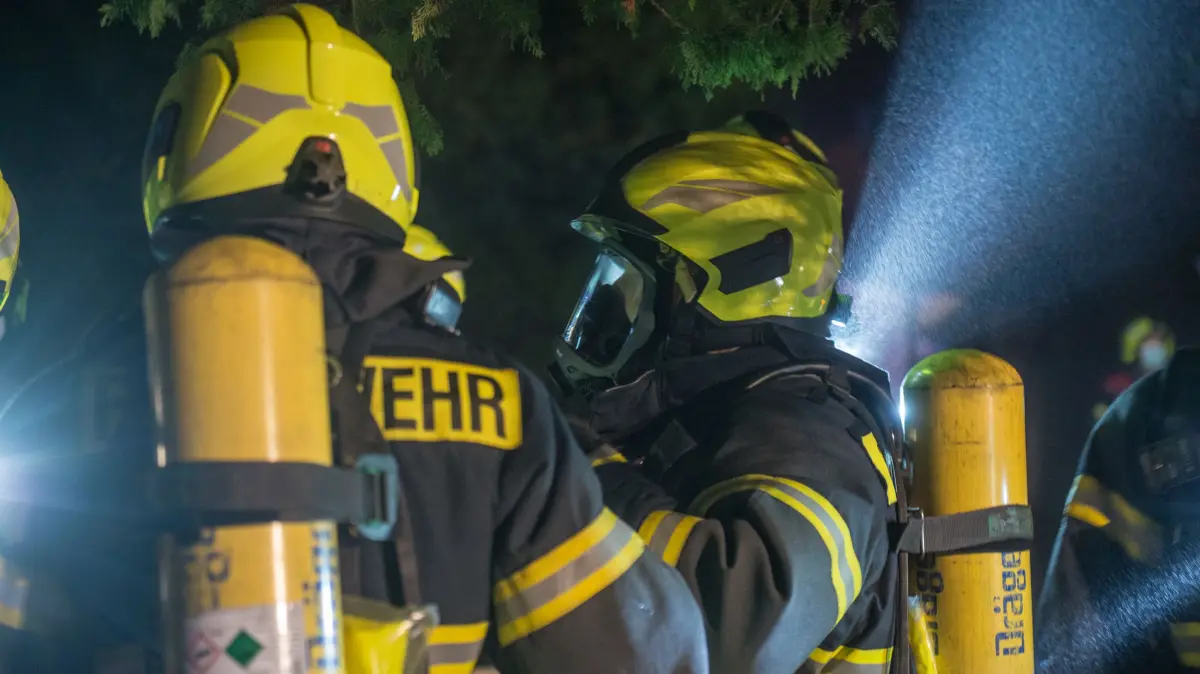 Feuer in Wandlitz: Ein Einfamilienhaus in der Sonnenblumenstraße ist nach einem Brand unbewohnbar. Die Polizei ermittelt. (Symbolbild)